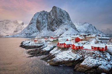Norveç, Lofoten Adaları 'ndaki Hamnoy balıkçı köyü