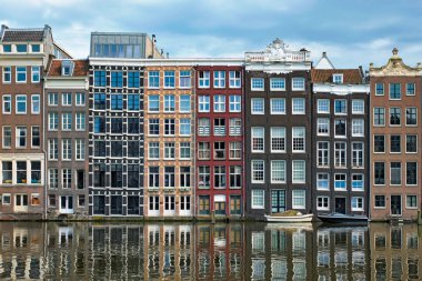 Amsterdam kanal Damrak evleriyle, Hollanda