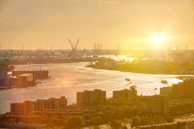 Görünüm Rotterdam liman ve Nieuwe Maas nehri 
