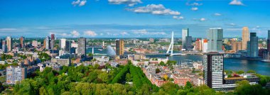 Rotterdam şehri ve Erasmus Köprüsü 'nün hava manzarası. 