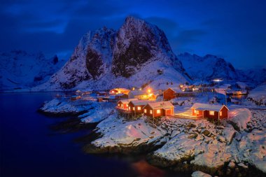 Norveç, Lofoten Adaları 'ndaki Hamnoy balıkçı köyü 