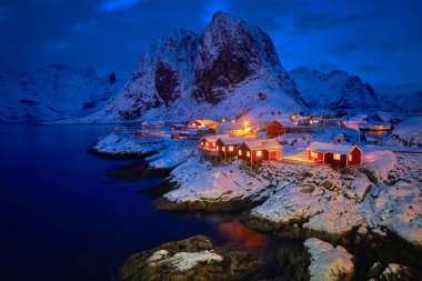 Norveç, Lofoten Adaları 'ndaki Hamnoy balıkçı köyü 
