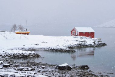 Kışın Lofoten Adaları, Norveç 'te Red rorbu evi