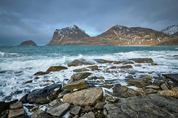 Côte rocheuse du fjord en Norvège — Photo