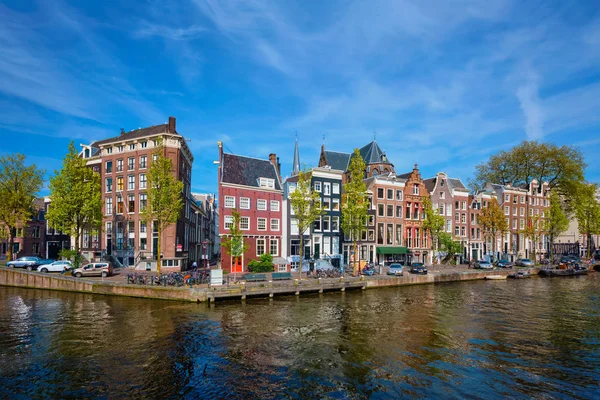 Амтердамский канал, мосты и средневековые дома — стоковое фото