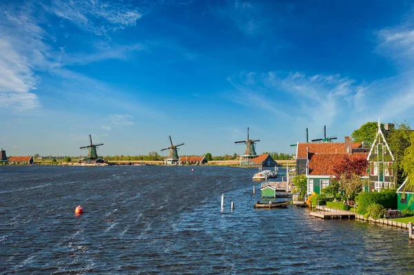 Molinos de viento en Zaanse Schans en Holanda. Zaandam, Países Bajos —  Fotos de Stock