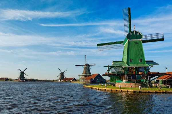 Molinos de viento en Zaanse Schans en Holanda al atardecer. Zaandam, Nether — Foto de Stock