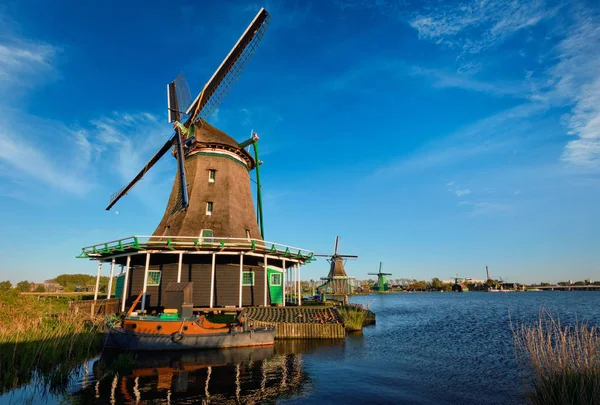 Szélmalmok a Zaanse Schans-ban Hollandiában naplementekor. Zaandam, Éter — Stock Fotó