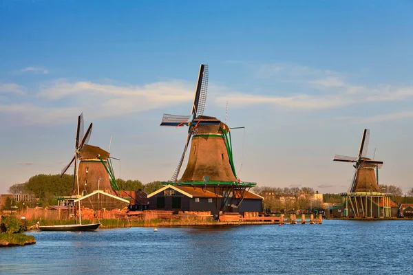 Windmolens bij Zaanse Schans in Nederland bij zonsondergang. Zaa — Stockfoto