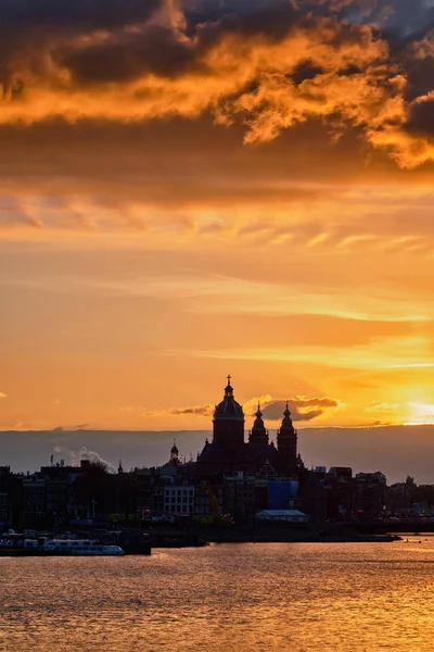 Paisaje urbano de Ámsterdam con la Iglesia de San Nicolás en su —  Fotos de Stock