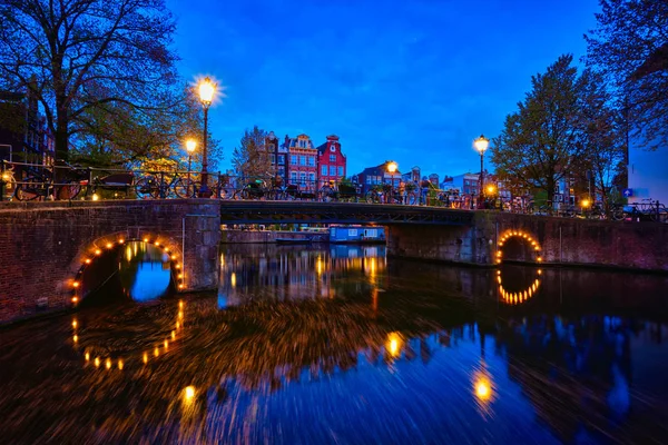 Amterdam gracht, brug en middeleeuwse huizen in de avond — Stockfoto