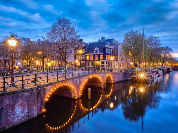 Canal de Amterdam, ponte e casas medievais à noite — Fotografia de Stock