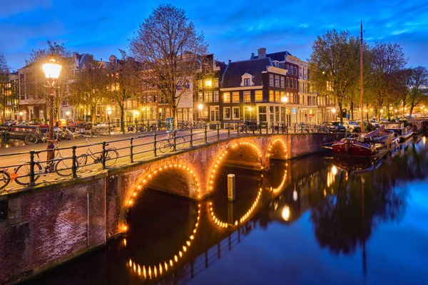 Canal de Amterdam, ponte e casas medievais à noite — Fotografia de Stock