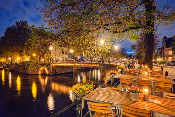 Amsterdam kafe masaları, kanal, köprü ve e Ortaçağ evleri — Stok fotoğraf