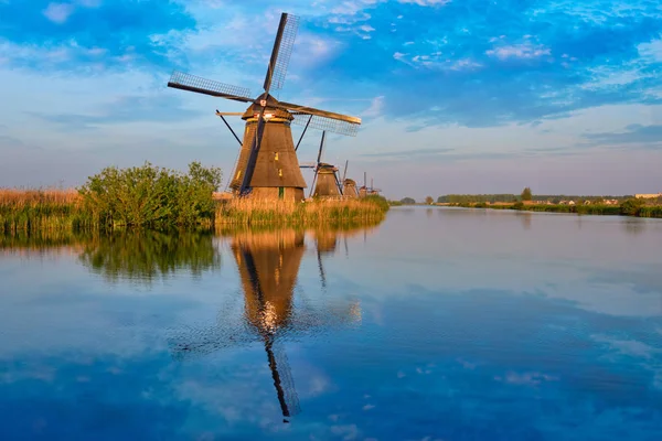 Větrné mlýny v Kinderdijku v Holandsku. Nizozemsko — Stock fotografie