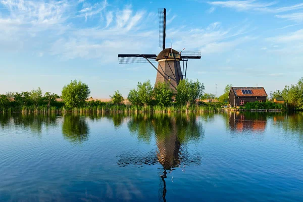 Szélmalmok Kinderdijkben Hollandiában. Egyesült Királyság — Stock Fotó