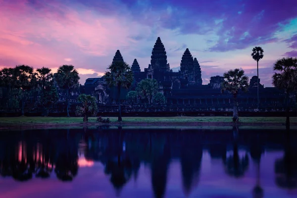 Angkor wat - beroemde Cambodjaanse landmark - op zonsopgang — Stockfoto