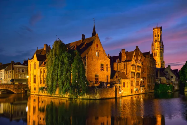 Beroemd Uitzicht Brugge Toeristische Bezienswaardigheid Rozenhoedkaai Kanaal Met Belfort Oude — Stockfoto