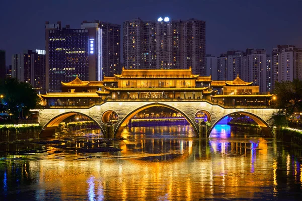 夜、成都、中国の安順橋 — ストック写真