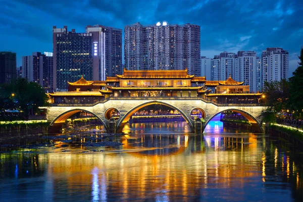 Anshun brug bij nacht, Chengdu, China — Stockfoto