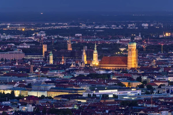 Éjszakai légi felvétel, München, Németország — Stock Fotó