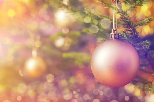 Bola de decoración de árbol de Navidad en bac árbol de Navidad decorado — Foto de Stock