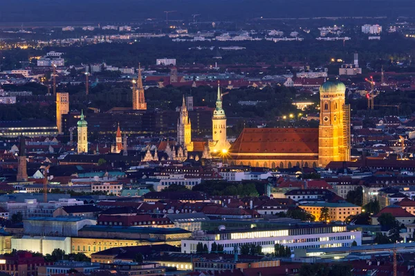 Luchtfoto van de nacht van München, Duitsland — Stockfoto