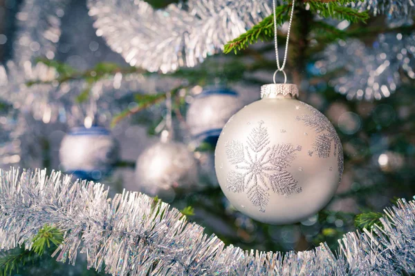 Kerstboom decoratie bauble op versierd kerstboom bac — Stockfoto