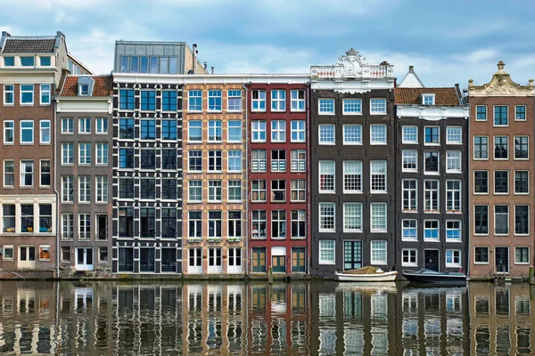 Κανάλι στο Άμστερνταμ Damrak με σπίτια, Ολλανδία — Φωτογραφία Αρχείου