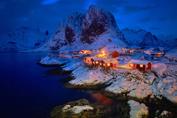 Norveç, Lofoten Adaları 'ndaki Hamnoy balıkçı köyü — Stok fotoğraf