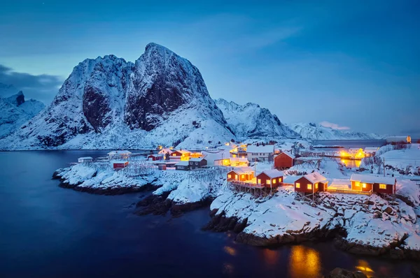 Norveç, Lofoten Adaları 'ndaki Hamnoy balıkçı köyü — Stok fotoğraf