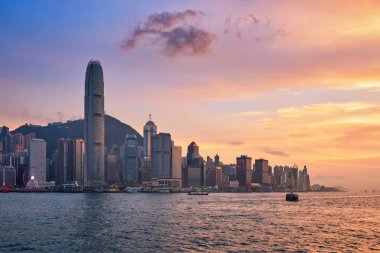Hong Kong Victoria Limanı 'nda hurda tekne.
