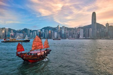 Hong Kong Victoria Limanı 'nda hurda tekne.