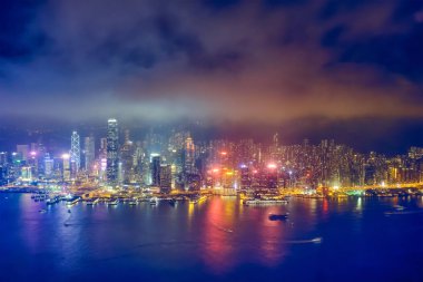 Işıklı Hong Kong Skyline havadan görünümü. Hong Kong, Çin