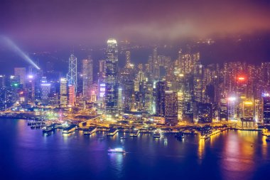 Işıklı Hong Kong manzarası cityscape downtown gökdelenler Victoria Harbour üzerinde akşam hava görünümünü. Hong Kong, Çin