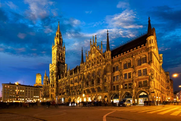 Marienplatz Meydanı'na New Town Hall Neues Rathaus ile gece — Stok fotoğraf