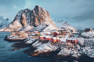 Norveç, Lofoten Adaları 'ndaki Hamnoy balıkçı köyü