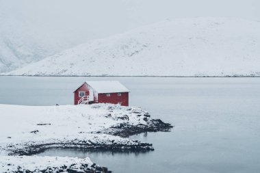 Kışın Lofoten Adaları, Norveç 'te Red rorbu evi