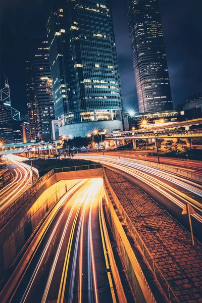 Gatutrafik i Hong Kong på natten — Stockfoto