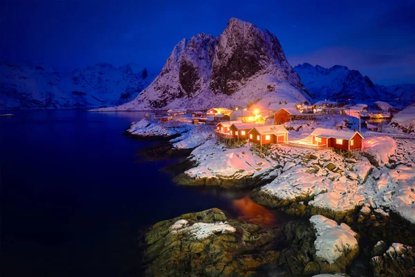 Norveç, Lofoten Adaları 'ndaki Hamnoy balıkçı köyü — Stok fotoğraf