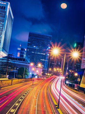 Geceleri sokak trafik Hong Kong
