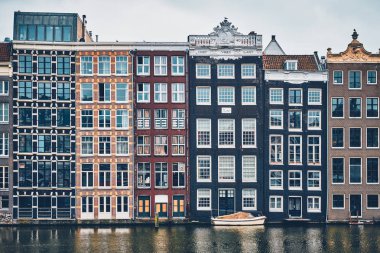 evler ve tekne Amsterdam kanal Damrak yansıması ile. AMS