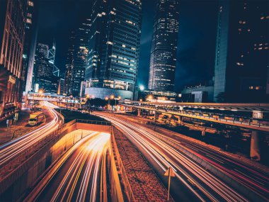 Geceleri sokak trafik Hong Kong