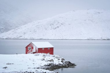 Kışın Lofoten Adaları, Norveç 'te Red rorbu evi