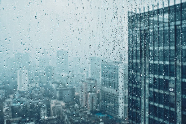 капли дождя на окно