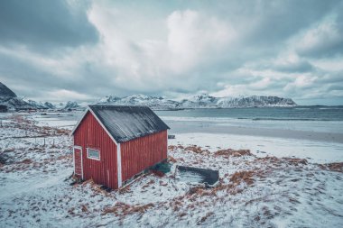 Norveç 'in fiyort plajındaki Red rorbu evi.