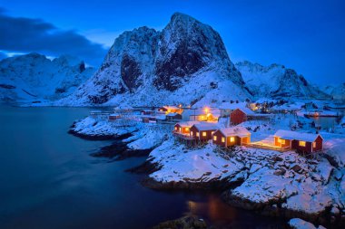 Norveç, Lofoten Adaları 'ndaki Hamnoy balıkçı köyü