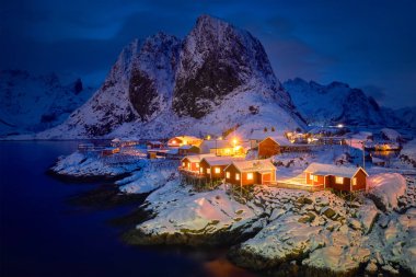 Norveç, Lofoten Adaları 'ndaki Hamnoy balıkçı köyü