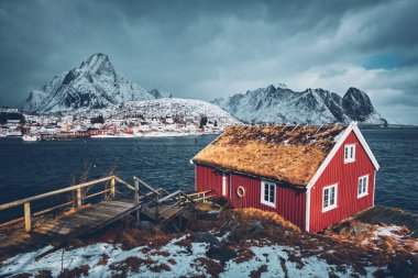 Geleneksel kırmızı rorbu evde Reine Köyü Lofoten Adaları,