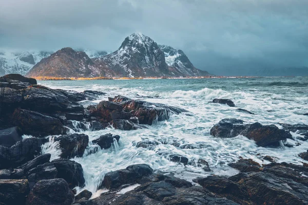 Costa rochosa do fiorde na Noruega — Fotografia de Stock